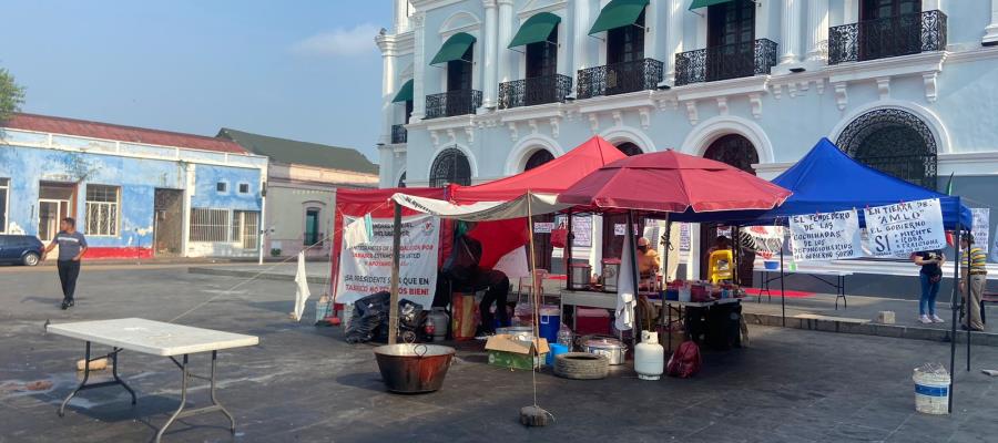 Cumplen burócratas 11 días de protesta frente a Palacio de Gobierno