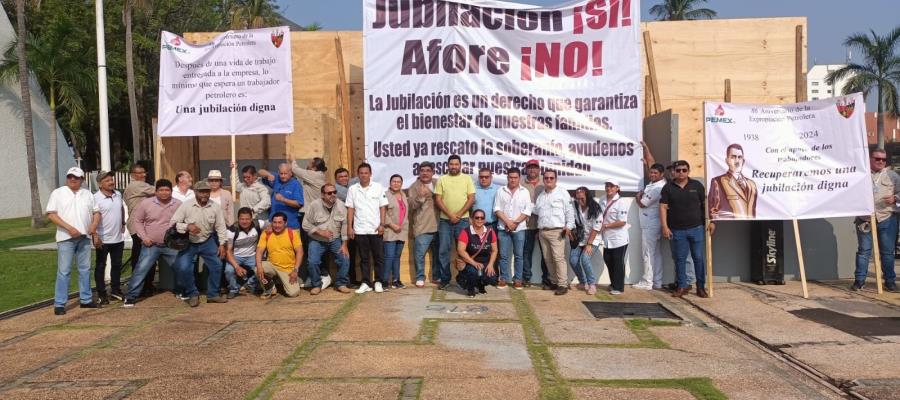 Protestan trabajadores de Pemex en acto cívico por día de la Expropiación Petrolera