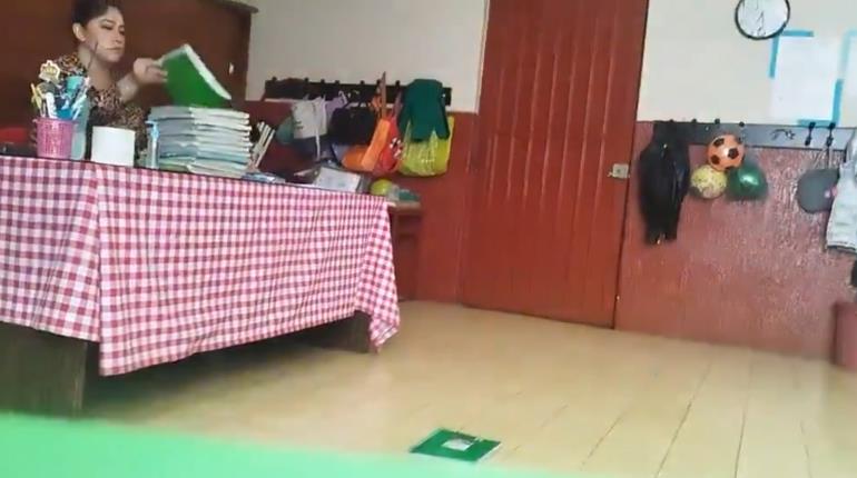 Exhiben en video a maestra tirando cuadernos de sus alumnos al piso