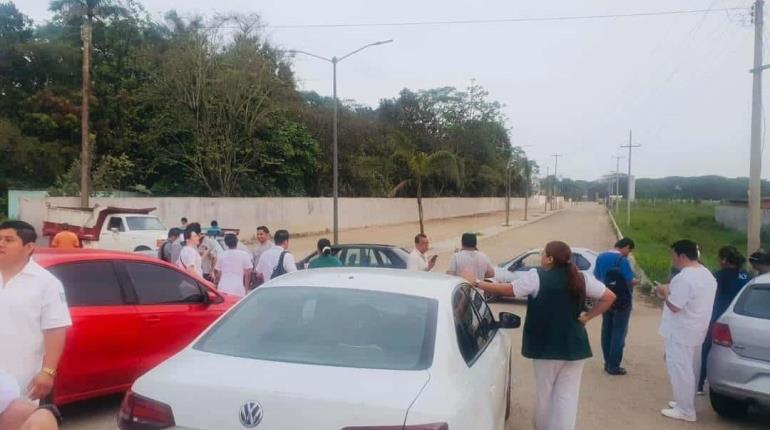 Comerciantes bloquean acceso a nuevo hospital del IMSS Cárdenas, para exigir pavimentación de calle