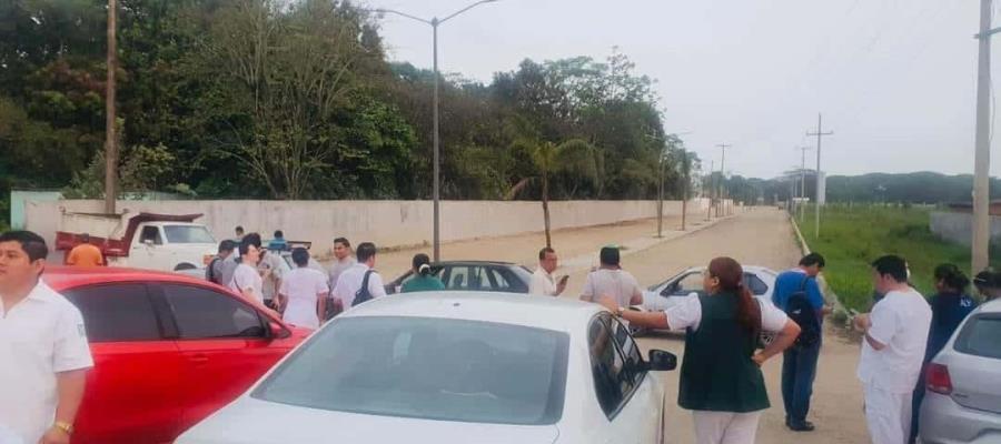 Comerciantes bloquean acceso a nuevo hospital del IMSS Cárdenas, para exigir pavimentación de calle