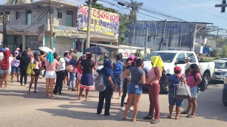 Damnificados de Otis bloquean la México-Acapulco por cese de entrega de enseres