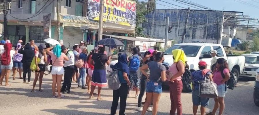 Damnificados de Otis bloquean la México-Acapulco por cese de entrega de enseres