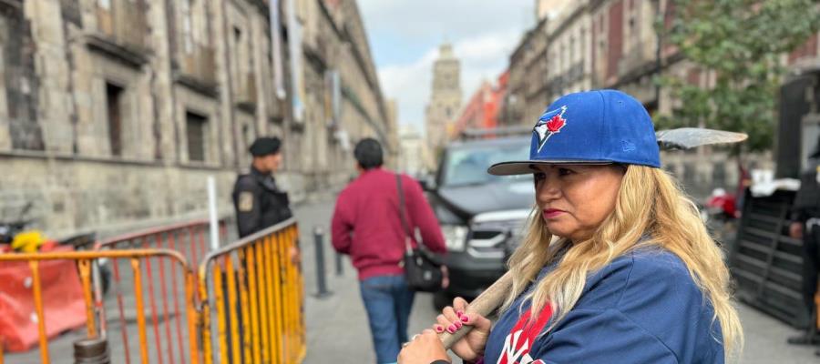 "¿Cómo beisbolista me recibe?": Madre buscadora vuelve a Palacio Nacional para entregar pala a AMLO