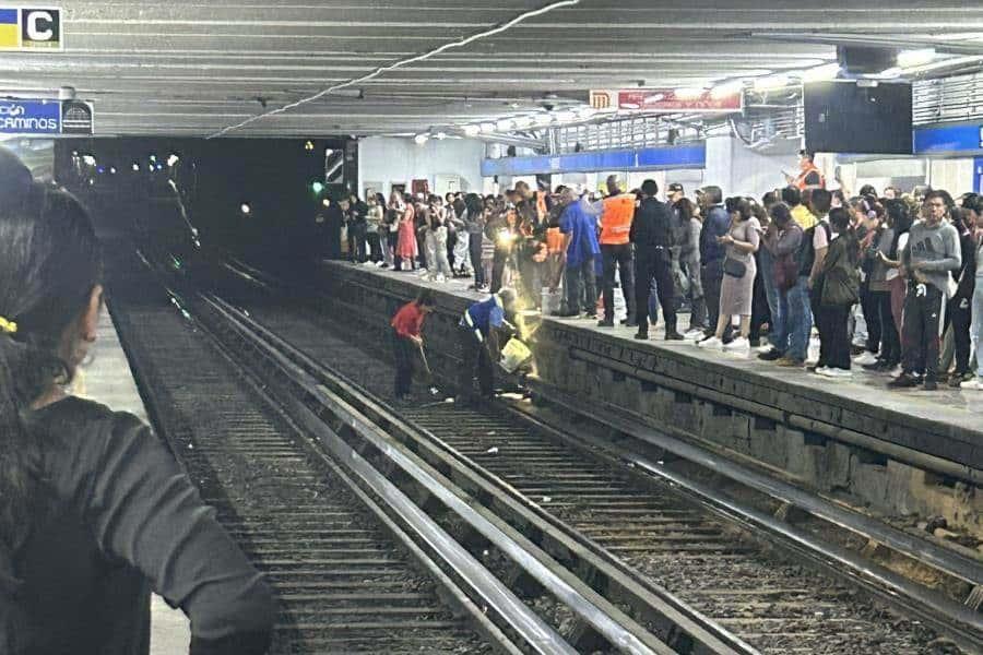 Falla en Metro de CDMX provoca caos y 2 heridos