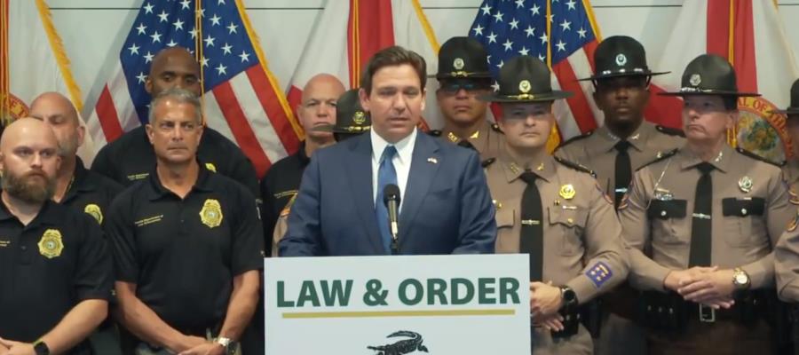 Gobernador de Florida firma ley que no permitirá a personas dormir en espacios públicos