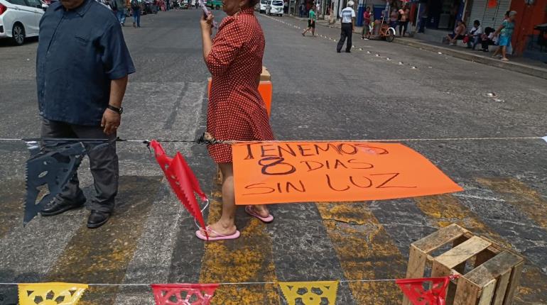 Comerciantes cierran Pino Suárez luego de 8 días sin energía