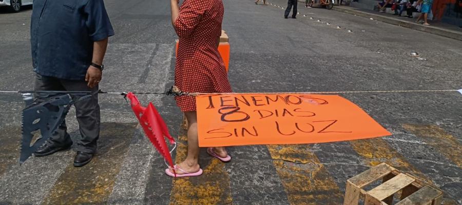 Comerciantes cierran Pino Suárez luego de 8 días sin energía