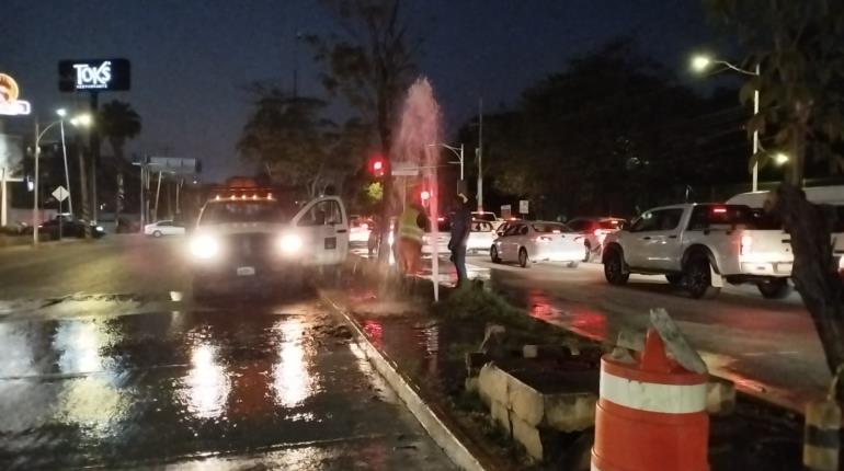 Confunden fuga de agua con manguera de jardinería destapada en Usumacinta