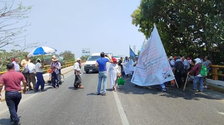 Extrabajadores de Pemex colapsan Ruiz Cortines poco más de dos horas