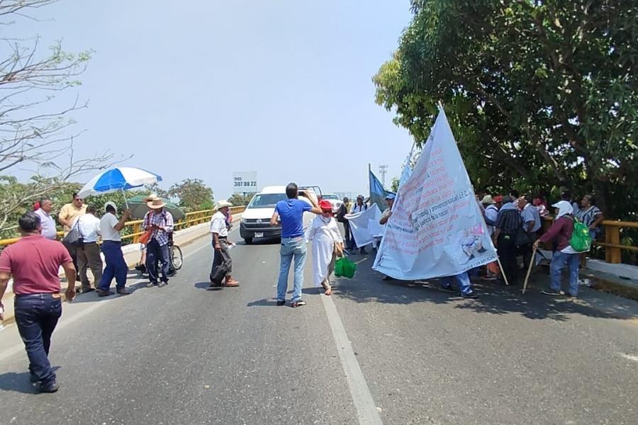 Extrabajadores de Pemex colapsan Ruiz Cortines poco más de dos horas