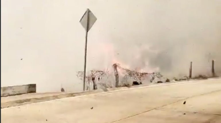 Desalojan a familias en riesgo por fuerte incendio en Oaxaca