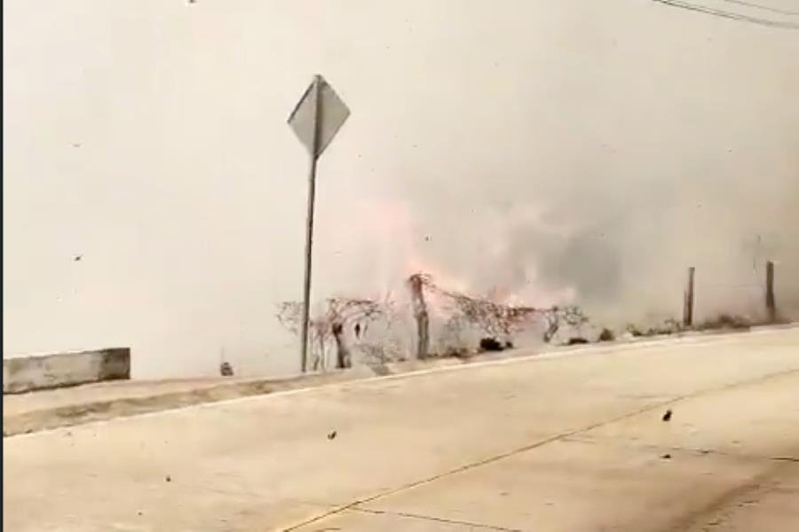 Desalojan a familias en riesgo por fuerte incendio en Oaxaca