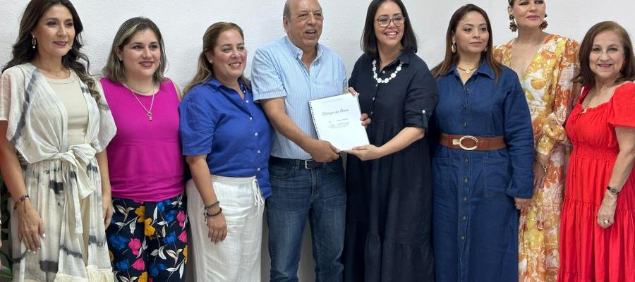 Colectivo de Embajadoras tabasqueñas entrega código de ética a Comité de Feria