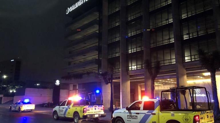 Mujer cae desde escaleras de emergencia en hotel de Monterrey