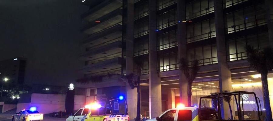 Mujer cae desde escaleras de emergencia en hotel de Monterrey