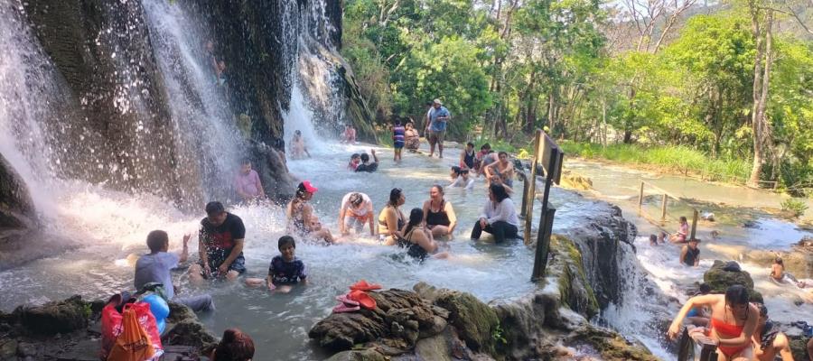 Abarrotan más de 16 mil visitantes balnearios de Tabasco en primer fin de semana de "vacaciones" 