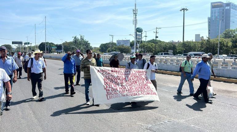 Marchan nuevamente extrabajadores de PEMEX y complican vialidades