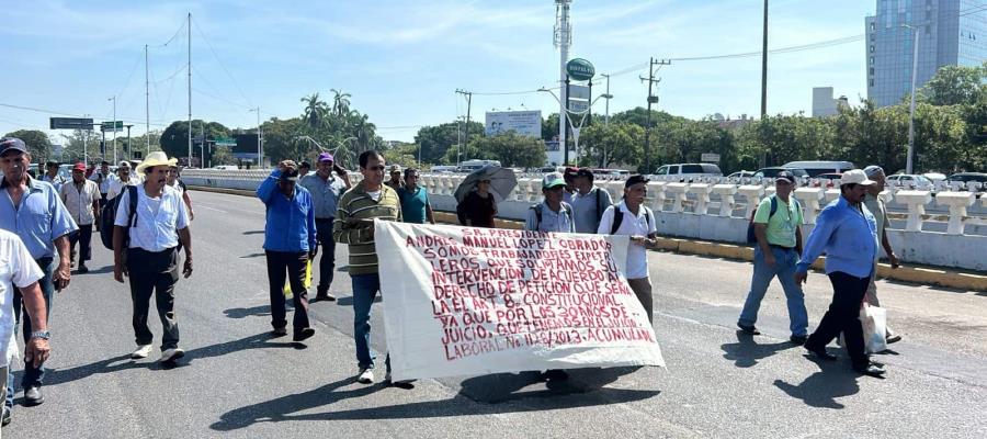 Marchan nuevamente extrabajadores de PEMEX y complican vialidades