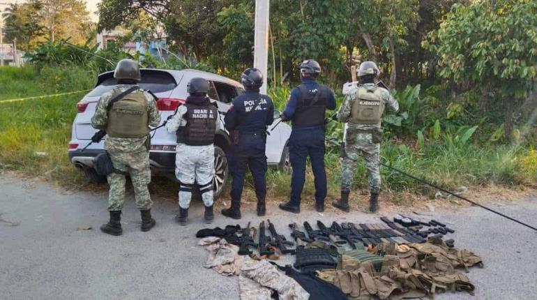 Decomisan armas y equipos tácticos tras persecución en la vía Comalcalco-Paraíso