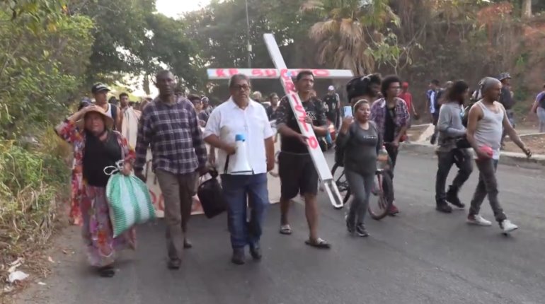 "Viacrucis migrante" sale de Tapachula, Chiapas; busca llegar a la CDMX