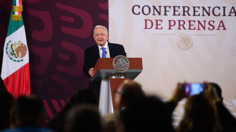 AMLO dice "hincarse" ante el pueblo, porque lo siguen apoyando pese a guerra sucia