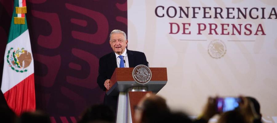 AMLO dice "hincarse" ante el pueblo, porque lo siguen apoyando pese a guerra sucia