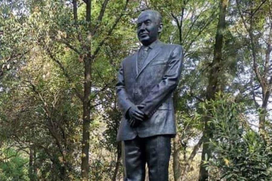 Descarta AMLO promover consulta para retirar estatua de Calderón de Los Pinos