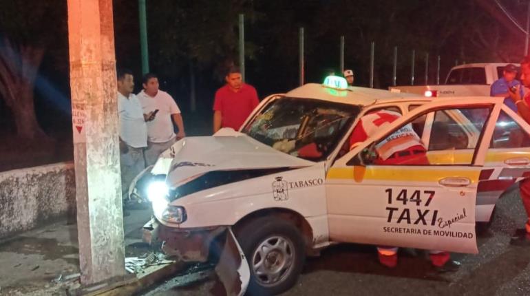 Colisiona taxi contra poste sobre la Av. Usumacinta