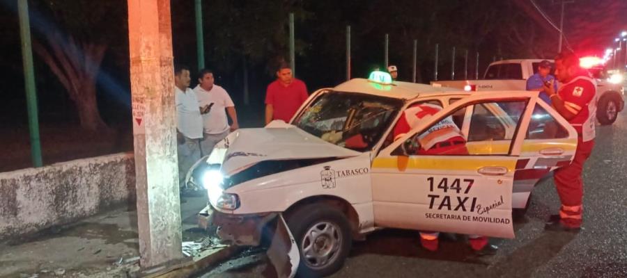 Colisiona taxi contra poste sobre la Av. Usumacinta