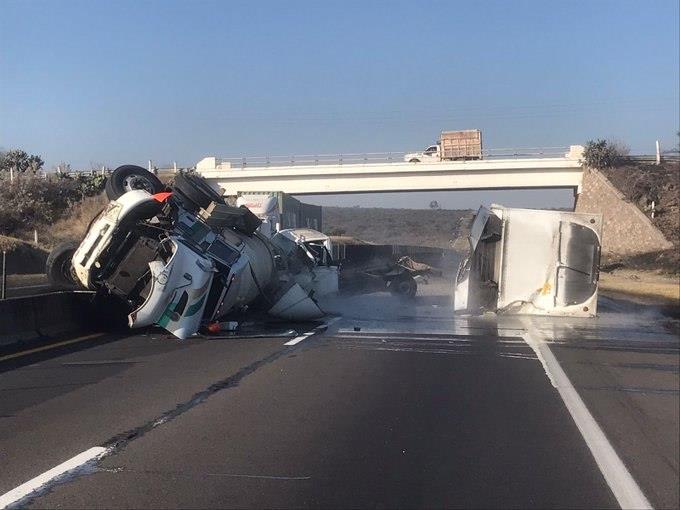 Vuelca pipa con ácido muriático en carretera de Jalisco