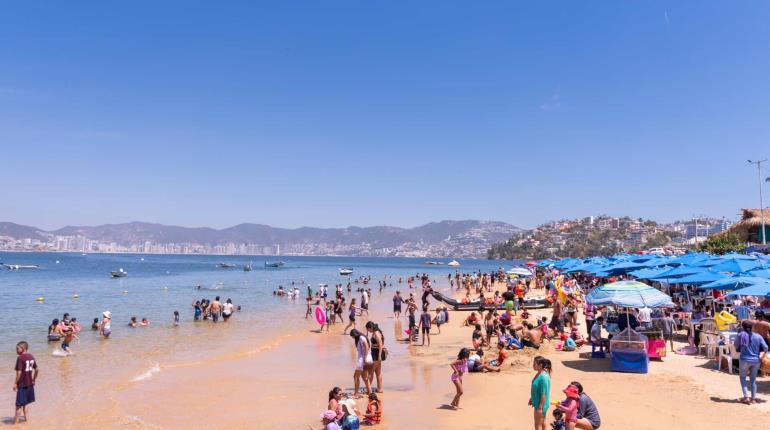 Prohíben a turistas acampar en playas de Acapulco