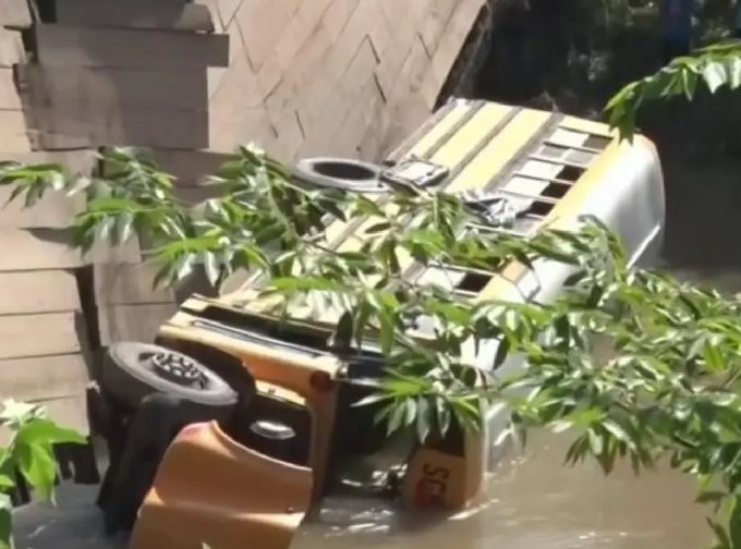 Mueren 45 personas tras caer autobús de un puente en Sudáfrica