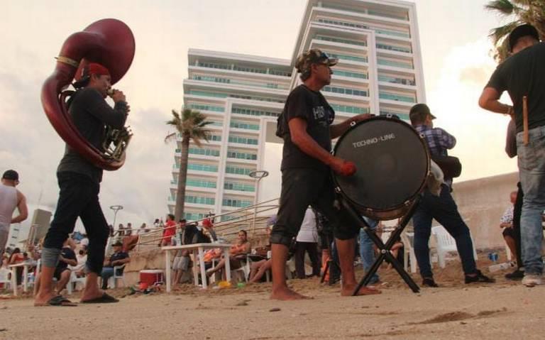 Gobernador Rocha en contra de prohibir a músicos de banda tocar en playas de Mazatlán