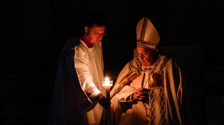 Que Jesús resucitado corra las rocas que oprimen nuestras almas: Papa en Vigilia Pascual