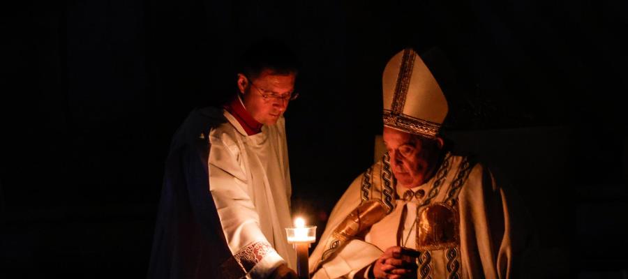 Que Jesús resucitado corra las rocas que oprimen nuestras almas: Papa en Vigilia Pascual