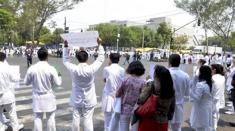 Médicos residentes del ISSSTE amagan con protesta nacional ante la falta del pago de becas