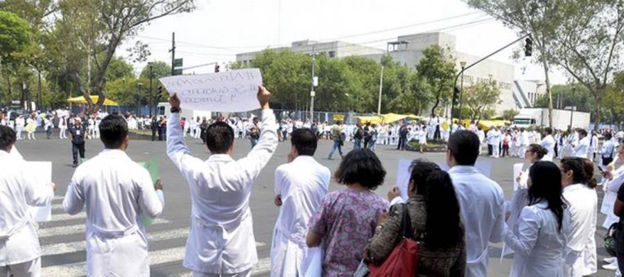 Médicos residentes del ISSSTE amagan con protesta nacional ante la falta del pago de becas