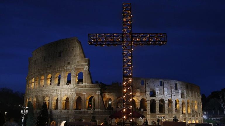 Papa no preside Viacrucis para "preservar su salud"