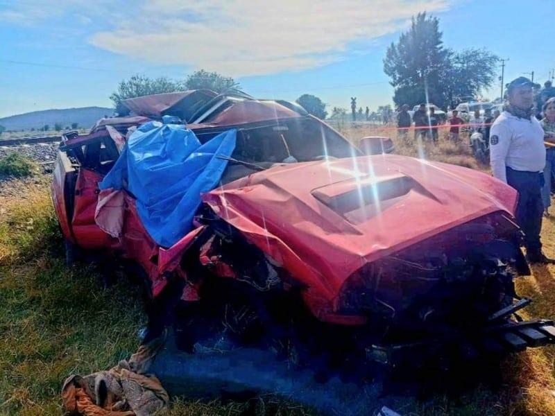 5 muertos deja camioneta arrollada que intenta ganarle paso a tren en Michoacán