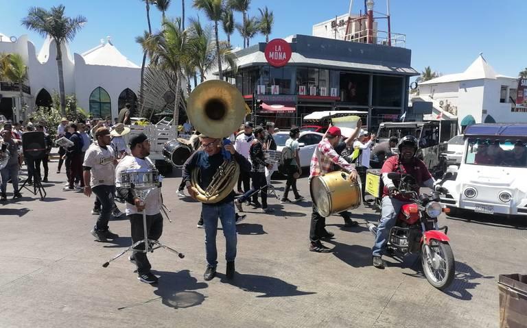 Respalda AMLO a músicos de banda por defender derecho a trabajar en playas de Mazatlán