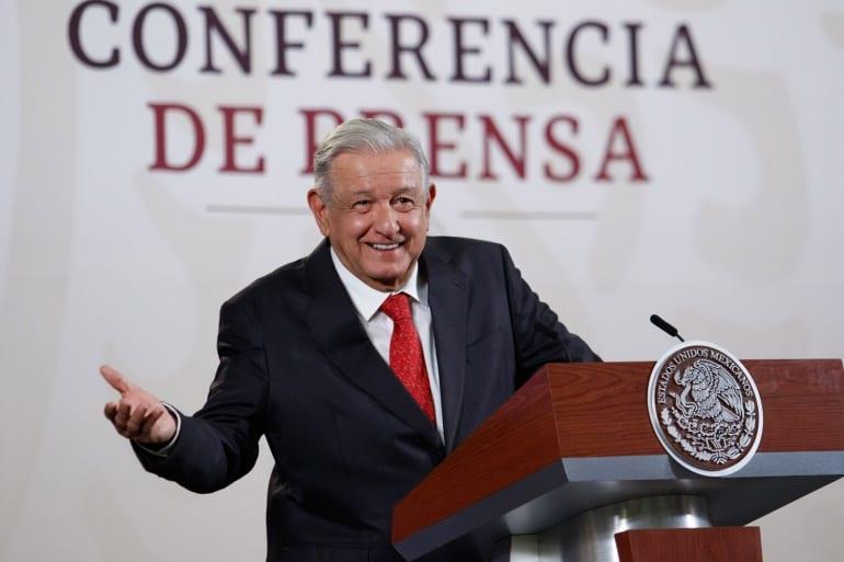 Usar lentes negros para protegerse ante guerra sucia, sugiere Obrador