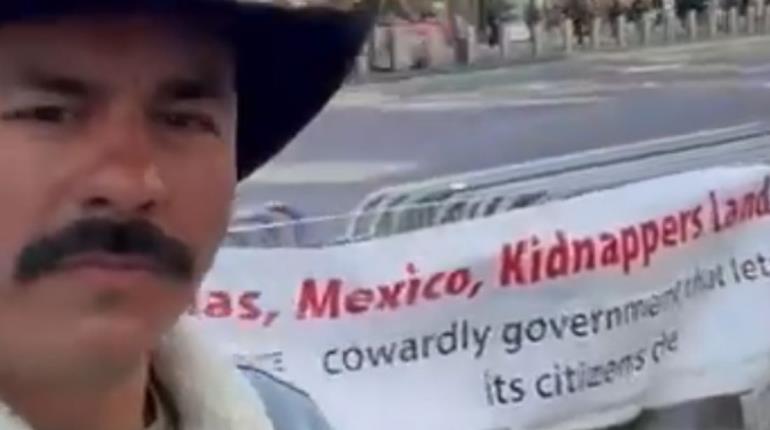 Hijo de ganadero protesta en Times Square por el secuestro de su padre en Chiapas