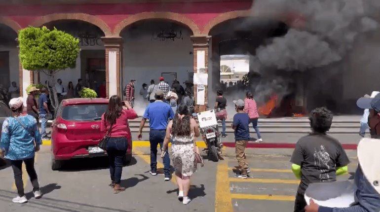 Prenden fuego frente a Ayuntamiento de Otumba, Edomex para exigir combate a incendio forestal