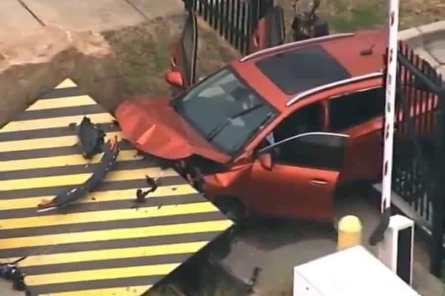 Sujeto estrella camioneta con puerta de oficinas del FBI en Georgia