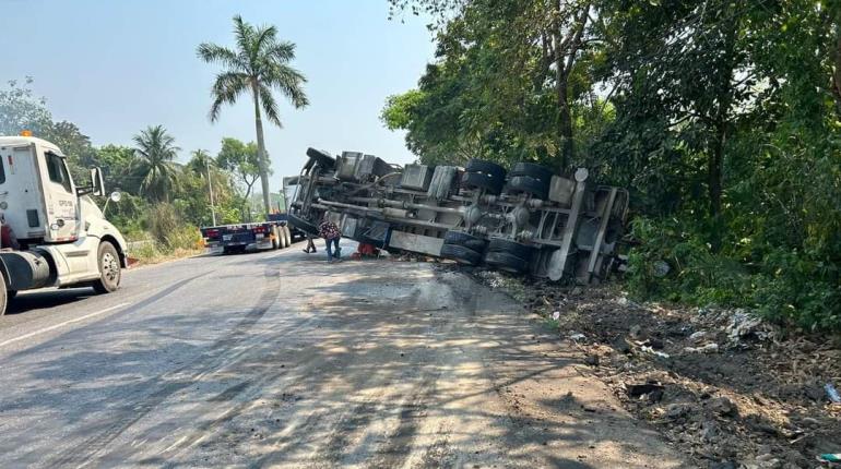 Vuelca unidad pesada en vía corta a Cunduacán