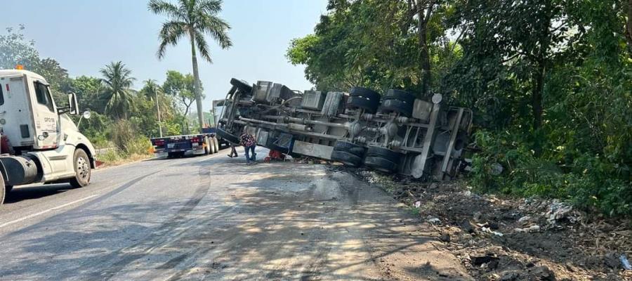 Vuelca unidad pesada en vía corta a Cunduacán