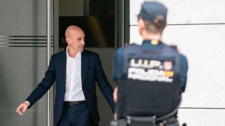 Rubiales aterriza en Madrid, es detenido y horas después dejado en libertad tras declarar por corrupción