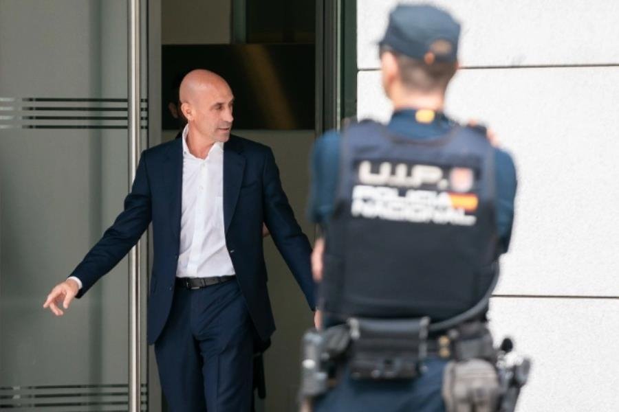 Rubiales aterriza en Madrid, es detenido y horas después dejado en libertad tras declarar por corrupción