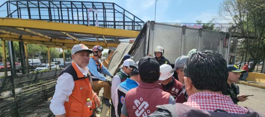 Choca tráiler contra muro de contención de Metro de CDMX; muere conductor